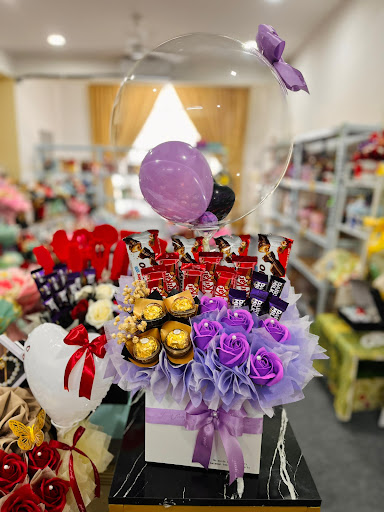 Suprisegift by norr ( taman seri impian )