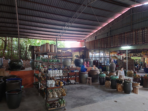 Aw Pottery Studio