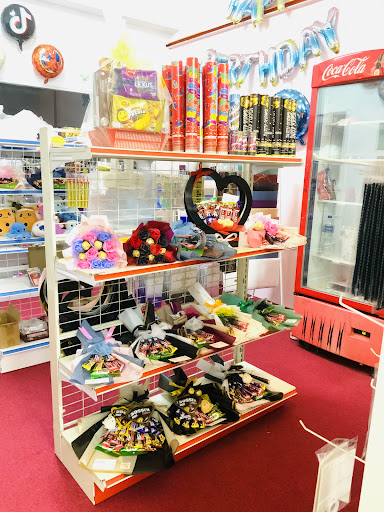 ModelMadness Golden Gift (Kedai Belon dan Hadiah)