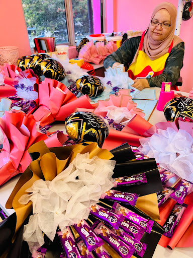 Surprise Delivery Bouquet & Dessert Kluang Johor